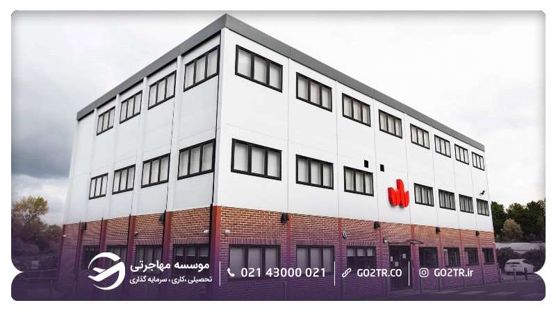 پردیس ایلسبری در حیاط بیمارستان
